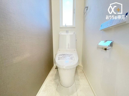 トイレ シンプルな内装のスッキリとしたトイレです。お手入れやお掃除が、簡単にできるシンプルなデザインのトイレです。