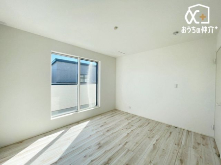 寝室 ～Room～洋室はナチュラルなフローリングと落ち着いた色の壁だから、インテリアを考えるのがとても楽しいですね！