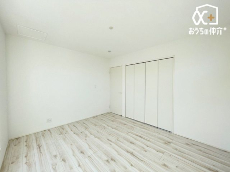 寝室 【2面採光の明るい洋室】二面採光で明るさもあります。広々とした居室で家具の配置も自由自在。子供部屋や趣味、仕事のスペースにも最適です。