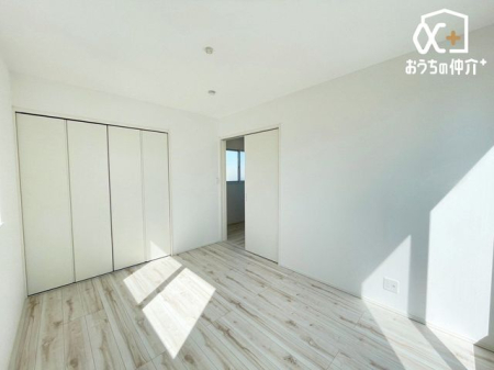 寝室 ～Room～洋室はナチュラルなフローリングと落ち着いた色の壁だから、インテリアを考えるのがとても楽しいですね！