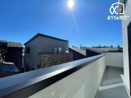 バルコニー ～Balcony～やわらかな陽射しが舞い降りるバルコニー。青空を背景に心地よい風が吹き抜けていきます。一歩外へ出て開放感を味わえる空間です。