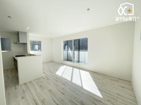 リビング ～・～Living～・～南向きの大きな窓からたっぷり陽光が差し込む明るい約15帖リビング。家族団らんやリラックスタイムに最適な開放感あふれる空間です。
