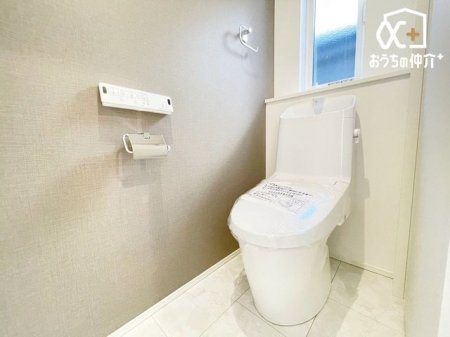 トイレ シンプルな内装のスッキリとしたトイレです。お手入れやお掃除が、簡単にできるシンプルなデザインのトイレです。