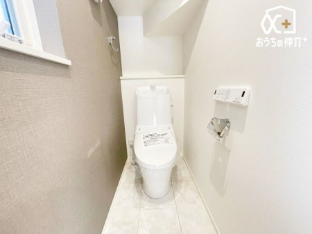 トイレ シンプルな内装のスッキリとしたトイレです。お手入れやお掃除が、簡単にできるシンプルなデザインのトイレです。