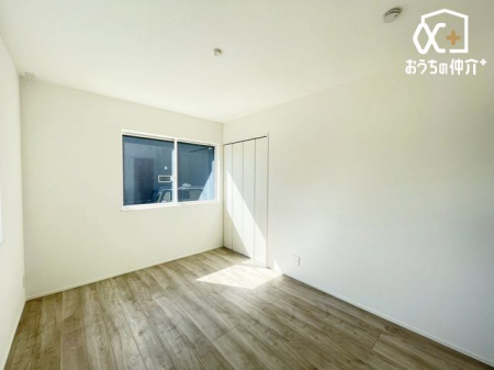 寝室 【2面採光の明るい洋室】二面採光で明るさもあります。広々とした居室で家具の配置も自由自在。子供部屋や趣味、仕事のスペースにも最適です。