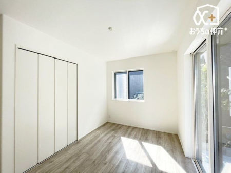 寝室 ～Room～洋室はナチュラルなフローリングと落ち着いた色の壁だから、インテリアを考えるのがとても楽しいですね！