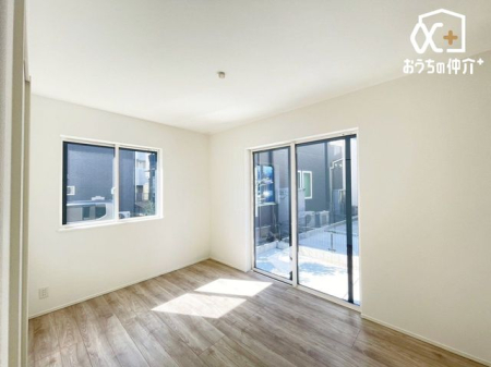 寝室 【2面採光の明るい洋室】二面採光で明るさもあります。広々とした居室で家具の配置も自由自在。子供部屋や趣味、仕事のスペースにも最適です。