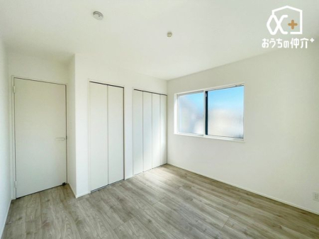 寝室 【2面採光の明るい洋室】二面採光で明るさもあります。広々とした居室で家具の配置も自由自在。子供部屋や趣味、仕事のスペースにも最適です。