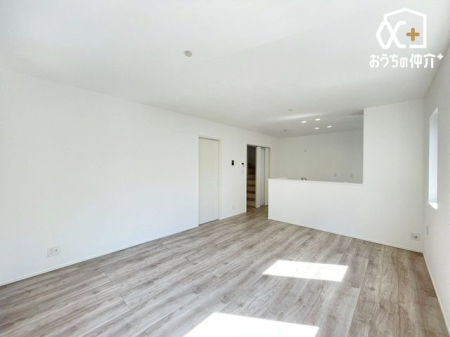 リビング ～Living～温かみのあるナチュラルテイストのLDK。のんびりくつろぐソファや、お食事を楽しむダイニングセットを置いても圧迫感はありません。