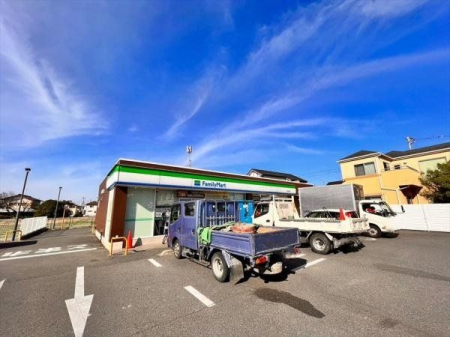 周辺環境 ファミリーマート 川越寺尾店 徒歩10分。24時間営業のコンビニエンスストア。 740m