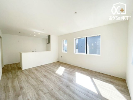 リビング ～・～Living～・～南向きの大きな窓からたっぷり陽光が差し込む明るい約15帖リビング。家族団らんやリラックスタイムに最適な開放感あふれる空間です。