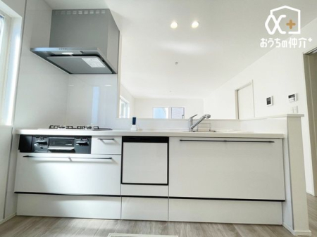 キッチン ～・～Kitchen～・～　家族と会話を楽しめるキッチンです。すぐそばにいるから、会話も自然とはずみます。また、リビングの様子がわかるので安心して作業に集中できますね。