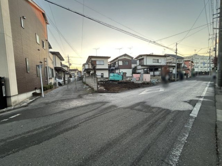 現地外観写真 北側接道、東側位置指定道路の様子