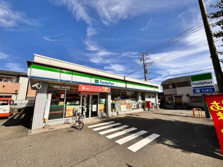 周辺環境 ファミリーマート所沢若狭店 徒歩8分。24時間営業なので、急なお買い物にも便利です。飲食物や軽い日用品を販売しております。駐車場；有 580m
