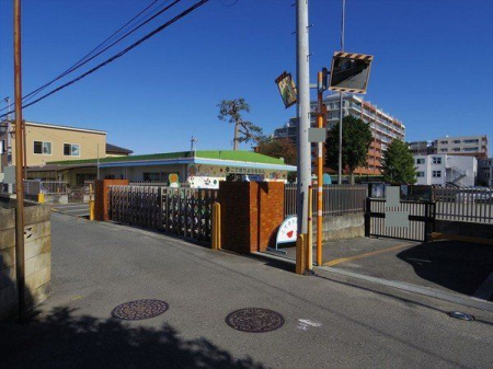 周辺環境 こでまり幼稚園 徒歩7分。西武池袋線「狭山ヶ丘駅」が最寄りの保育園でございます。 490m