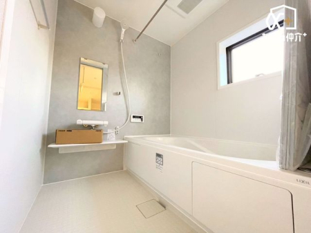 浴室 ～Bath～いつでも暖かいお風呂に入れるのが嬉しい追焚き機能付き。お仕事でご帰宅の遅くなったお父さんも暖かい湯船に入浴できます。もちろん広さも1坪タイプあるのでお子様ともゆったりと入れます。