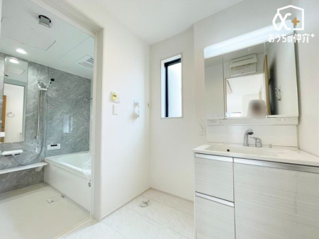 洗面台・洗面所 ～Wash room～大きな洗面　家族みんなが毎日使う洗面室。忙しい朝には使いやすい洗面で、ステキな一日のスタートをきりましょう。