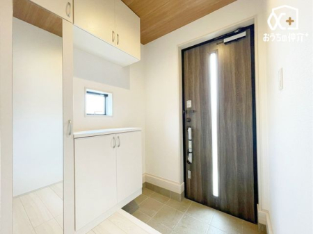 玄関 ～・～Entrance～・～気品あるデザイン性を持つ玄関は、住む方の満足感を満たすクオリティ。帰宅するご家族や、訪れる方を気持ちよく迎える・安らぎに満ちた生活空間を予感させてくれます。