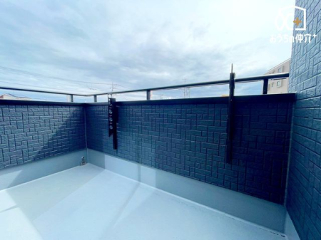 バルコニー ～Balcony～やわらかな陽射しが舞い降りるバルコニー。青空を背景に心地よい風が吹き抜けていきます。一歩外へ出て開放感を味わえる空間です。