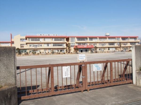 周辺環境 徒歩13分。【入間市立扇小学校】車椅子対応の入り口 1020m