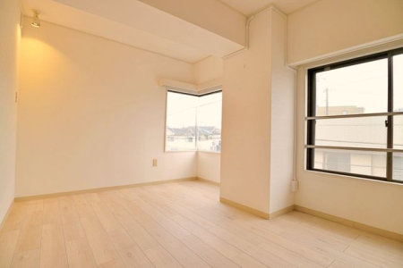寝室 ●静かで心地良い住環境になっております。