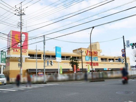 周辺環境 徒歩9分。【スギ薬局狭山店】営業時間：10時00分～20時00分　ヤオコー狭山店の2階に入るドラッグストア　駐車場：多数 720m