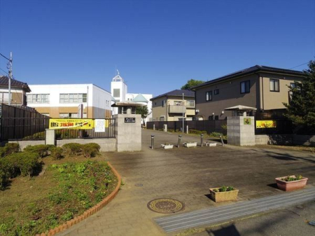 周辺環境 徒歩2分。【入間川小学校】車椅子対応の駐車場・入り口あり 160m