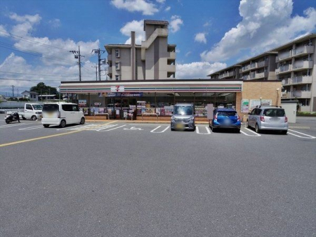 周辺環境 徒歩9分。【セブンイレブン入間市野田店】　営業時間 24時間営業　軽食や飲み物をはじめ、売店で扱うさまざまな商品を用意。 670m