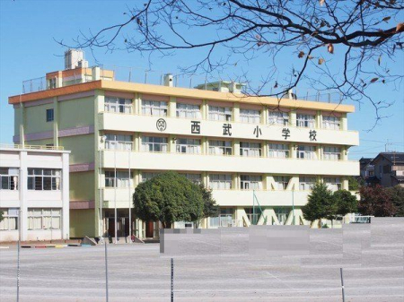 周辺環境 徒歩9分。【入間市立西武小学校】車椅子対応の入り口 660m