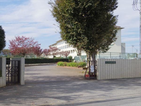 周辺環境 入間市立野田中学校 徒歩11分。【野田中学校】車椅子対応の入り口　生徒数340人 810m