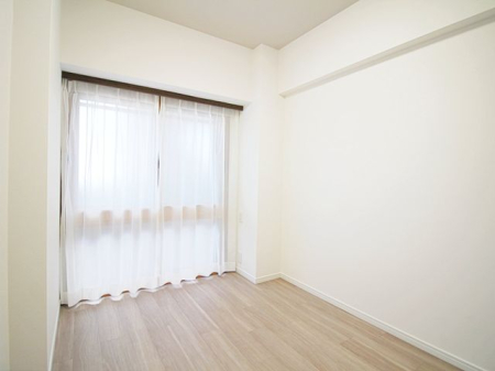 子供部屋 子供部屋にオススメな約4.5帖洋室の様子。クローゼットが付いているため、お子様の勉強道具・衣類等も便利に収納可能です。