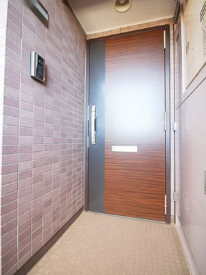 玄関 外から見た玄関周りの様子です。
