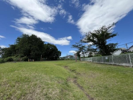 周辺環境 こやま第三広場 徒歩14分。開けた大きな広場と雑木林があり園内をお散歩できる公園です。森林浴に最適！ 1100m