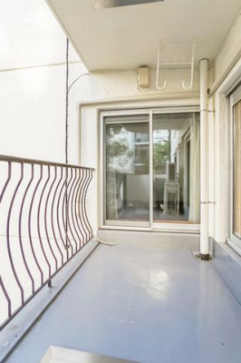 バルコニー やわらかな陽射しが舞い降りるバルコニー。青空を背景に心地よい風が吹き抜けていきます。一歩外へ出て開放感を味わえる空間です。