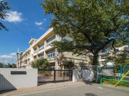 周辺環境 練馬区立関町小学校 徒歩10分。「ハートフル関小」を目指して、子供たちにとって楽しく力のつく学校を目指しています。 790m