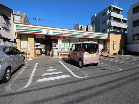 周辺環境 セブンイレブン練馬関町北3丁目店 徒歩12分。24時間営業なので急なお買い物にも便利です。 公共料金の支払いや宅配便の荷受け、荷物の受け取りにも利用できます。 900m