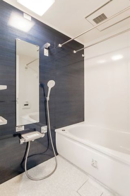 浴室 ～Bath～一日の疲れを洗い流すバスルーム。シャワー派の人もせっかくのゆったりバスタブの心地よさを味わってみては。きっと毎日、帰ってきてからの時間が一層楽しみになるはずです。