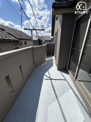 バルコニー 2部屋から出入り可能な広々としたバルコニ