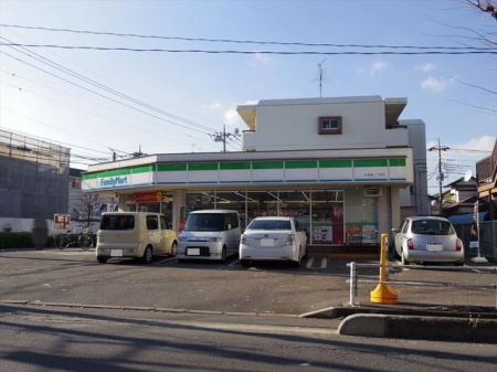周辺環境 ファミリーマート小手指2丁目店 徒歩3分。24時間営業なので、急なお買い物にも便利です。飲食物や軽い日用品を販売しております。駐車場；有 210m