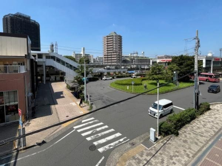 周辺環境 小手指駅　北口　(西武池袋線) 徒歩10分。始発電車も多く大変便利に利用できます。北口ロータリー内にスーパーがあるので、お仕事帰りにお買い物も済ませることができます 760m