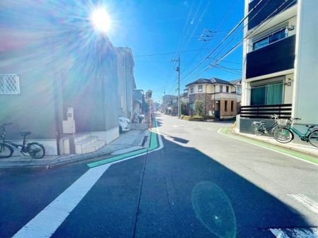 現地外観写真 車通りも少ないので駐車も落ち着いてできます