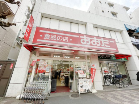 周辺環境 食品の店おおた久米川店 徒歩3分。【営業時間】9時30分から21時30分【休業日】1月1日（元旦）、1月2日 180m