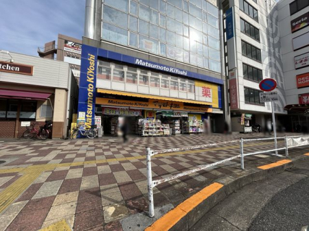 周辺環境 マツモトキヨシ久米川南口駅前店 徒歩4分。【営業時間】9時から22時、土日祝日9時から21時30分、駐車場なし 320m