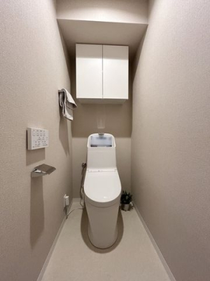 トイレ 収納棚完備のトイレ