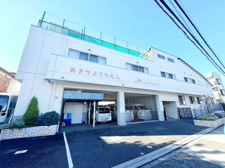 周辺環境 秋津幼稚園 徒歩3分。【保育時間】9:00～14:00（延長19:00まで） 【定員】240人 【受入年齢】1歳児から就学未満児 170m