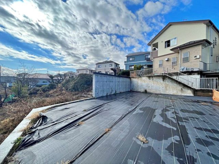 現地土地写真 車通りの少ない落ち着いた環境。お車の出し入れも落ち着いてできる、ゆったりとした環境です。現地にて是非環境をお確かめください。
