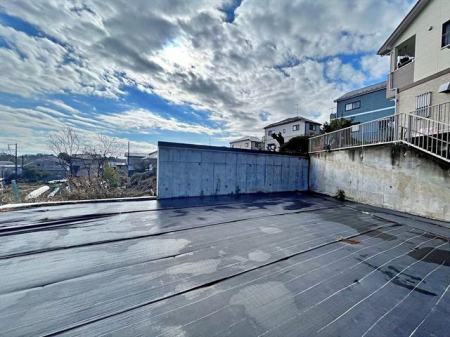 現地土地写真 車通りの少ない落ち着いた環境。お車の出し入れも落ち着いてできる、ゆったりとした環境です。現地にて是非環境をお確かめください。