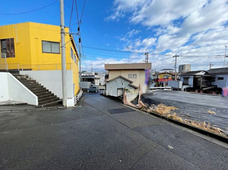 現地土地写真 車通りの少ない落ち着いた環境。お車の出し入れも落ち着いてできる、ゆったりとした環境です。現地にて是非環境をお確かめください。