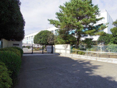 周辺環境 徒歩10分。【狭山小学校】車椅子対応の駐車場・入り口あり 800m