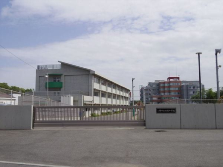 周辺環境 徒歩11分。【入間市立武蔵中学校】バリアフリー　車椅子対応駐車場・入り口あり　 860m